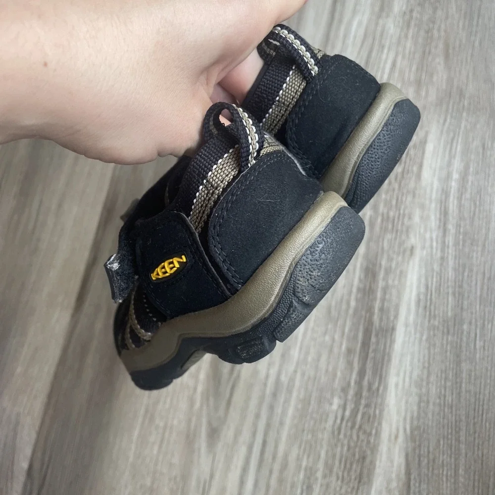 Keen Newport H2 Waterproof Kids Size 2 Hiking Trail Sandals Black‎ Close Toe